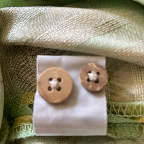 Tommy Bahama Flowered Shirt. Like New! Large. - Picture 4 of 4